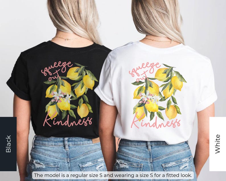K&ouml;nnte beinhalten: Zwei T-Shirts mit einem Zitronenmotiv und dem Text "squeeze out kindness". Ein Shirt ist schwarz und das andere ist wei&szlig;.