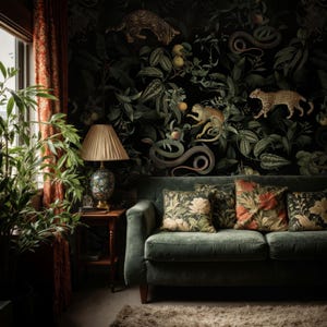 Può includere: Un salotto con un divano in velluto verde e cuscini floreali. La carta da parati scura presenta animali della giungla e fogliame. Una lampada da tavolo, una pianta in vaso e tende a fantasia sono anch'esse visibili, creando un'atmosfera accogliente.