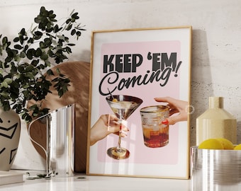 Peut inclure: Une affiche rose et blanche avec le texte "KEEP 'EM COMING!" en lettres noires. L'affiche représente deux mains tenant un verre à martini et un verre de whisky.