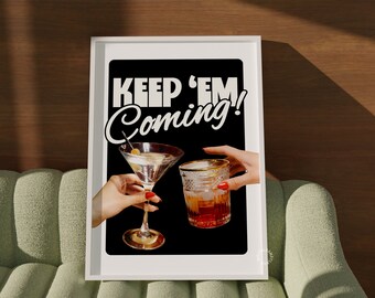 Peut inclure: Une impression encadrée blanche avec un fond noir présentant le texte "Keep 'em Coming!" en blanc. Deux verres, un martini et un old fashioned, sont représentés devant le texte.