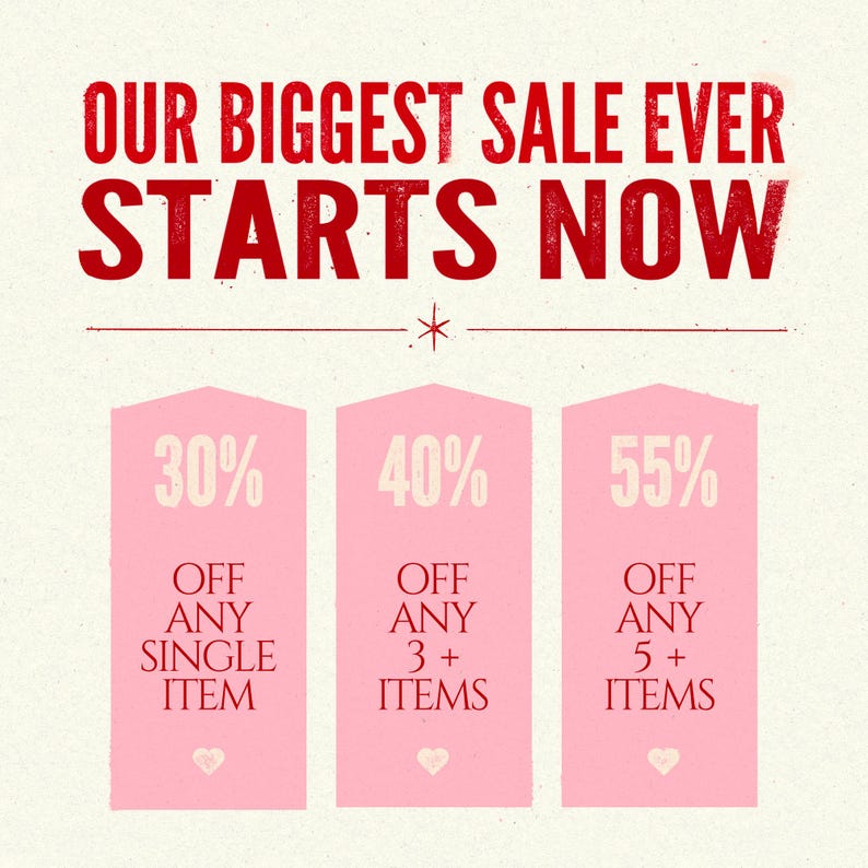 Pu&ograve; includere: Una grafica rosa e bianca con il testo "OUR BIGGEST SALE EVER STARTS NOW" in rosso. Tre caselle rosa con testo bianco mostrano sconti del 30% su qualsiasi articolo singolo, 40% su qualsiasi acquisto di 3 o pi&ugrave; articoli e 55% su qualsiasi acquisto di 5 o pi&ugrave; articoli.