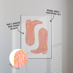 Puede incluir: Botas de vaquero pintadas a mano en rosa y naranja con detalles dorados. Las botas est&aacute;n ilustradas en un estilo &uacute;nico y est&aacute;n enmarcadas sobre un fondo blanco.