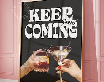 Peut inclure: Une affiche noire et blanche avec le texte "Keep 'em Coming" dans une police rétro. Deux mains tiennent un verre de whisky et un verre à martini, tous deux avec de la glace et des garnitures.