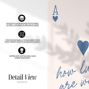 Pu&ograve; includere: Un primo piano di un design stampabile per una carta da gioco di asso di cuori. La carta &egrave; blu e bianca con il testo "how lucky are we" scritto in corsivo. Il design presenta una carta satinata liscia con inchiostri d'archivio ultra lussuosi, progettata professionalmente per una precisione di stampa e colore del 100%, e dettagli intricati e immagini nitide.
