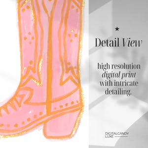 Puede incluir: Bota vaquera rosa con detalles de purpurina dorada. La bota est&aacute; pintada con un dise&ntilde;o caprichoso. "Vista detallada" y "impresi&oacute;n digital de alta resoluci&oacute;n con detalles intrincados." est&aacute;n escritos en texto negro sobre un fondo blanco.