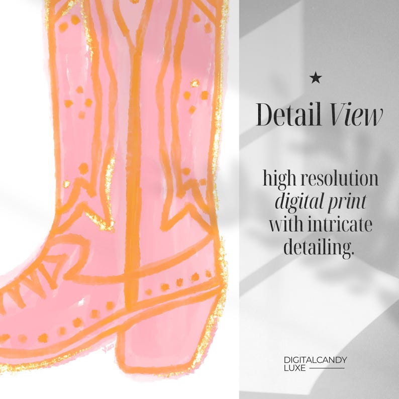 Puede incluir: Bota vaquera rosa con detalles de purpurina dorada. La bota est&aacute; pintada con un dise&ntilde;o caprichoso. "Vista detallada" y "impresi&oacute;n digital de alta resoluci&oacute;n con detalles intrincados." est&aacute;n escritos en texto negro sobre un fondo blanco.