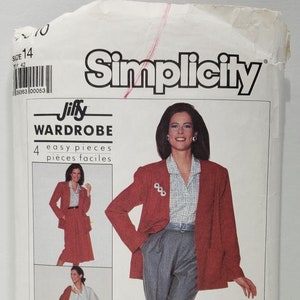 Könnte beinhalten: Simplicity Schnittmuster für eine Jilly-Garderobe mit vier einfachen Teilen. Das Schnittmuster zeigt eine Frau, die einen roten Blazer, eine weiße Bluse und eine graue Hose trägt. Das Schnittmuster ist für Größe 14.