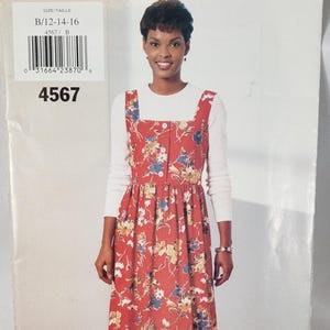 Könnte beinhalten: Eine Frau trägt ein rotes Kleid mit Blumenmuster, Knopfleiste und quadratischem Ausschnitt. Das Kleid ist Teil eines Schnittmusters, Nummer 4567. Das Muster stammt von See & Sew, mit dem Text "YES! IT'S easy" ebenfalls sichtbar.