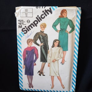 Puede incluir: Patrón Simplicity 8177 para un vestido con cuello alto y mangas largas. El patrón incluye cuatro estilos diferentes de vestidos, todos con mangas abullonadas. El patrón es para las tallas 10 a 38.
