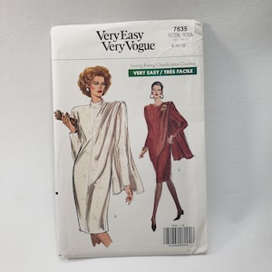 Puede incluir: Un patrón de costura para un vestido con escote drapeado. El patrón es para las tallas 8-10-12 y está clasificado como "Muy fácil". El patrón es de Very Easy Very Vogue.
