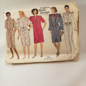 Peut inclure: Un patron de couture vintage pour quatre robes différentes. Le patron est pour Vogue's Basic Design et est numéroté 1311. Les robes sont présentées dans différentes couleurs et motifs, dont une robe beige, une robe blanche à fleurs colorées, une robe rose et une robe à carreaux bleus et blancs.