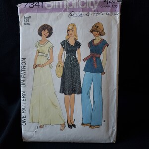 Peut inclure: Un patron de couture vintage Simplicity pour une robe et un pantalon. Le patron est pour les tailles 8-10 et est étiqueté "Small Miss". Le patron comprend trois styles différents : une longue robe fluide avec une ceinture, une robe plus courte à pois et un pantalon large avec un haut.