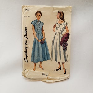 Może przedstawiać: Wzorzec szycia vintage Simplicity numer 2506, rozmiar 14, na sukienkę z białym kołnierzykiem i spódnicą z marszczoną talią. Wzór jest wydrukowany na kremowym papierze z niebiesko-białym paskowanym wzorem.