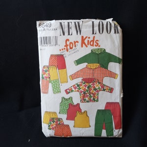 Puede incluir: Un patrón de costura para ropa de niños. El patrón incluye instrucciones para hacer una chaqueta, un pantalón y una camisa. El patrón es para las tallas A, 1/2, 1, 2, 3 y 4. El patrón es de New Look.