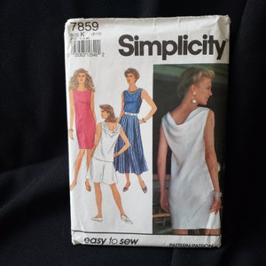 Könnte beinhalten: Ein Simplicity-Schnittmusterpaket mit Abbildungen von Kleidern. Das Paket ist weiß mit der Nummer 7859 und den Worten "easy to sew" aufgedruckt. Die Kleider sind in Rosa, Blau und Weiß.