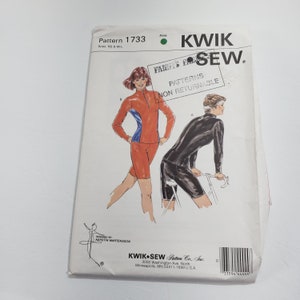 Könnte beinhalten: Ein Kwik Sew Schnittmusterumschlag, Muster 1733, mit Illustrationen von Sportbekleidung. Das Design umfasst ein rot-blaues Langarm-Oberteil und Shorts. Der Umschlag zeigt auch den Text "PATTERNS NON RETURNABLE."