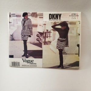 Pode incluir: Um padrão de costura de saia e jaqueta xadrez em preto e branco da DKNY, Donna Karan New York. Vogue Patterns American Designer, tamanho 12-14-16, número do padrão 2781.