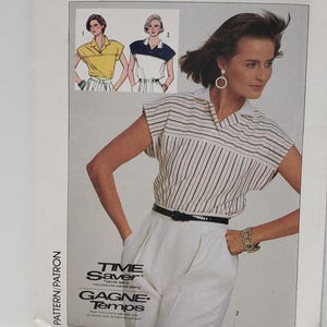 Può includere: Modello di cucito Simplicity numero 7474 per una camicia a righe con colletto. Il modello include le taglie 10-12-14 e 38-40-42. Il modello è etichettato come "Time Saver" e "Gagne-Temps".