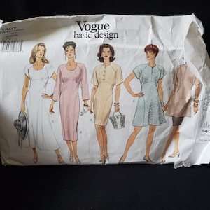 Op de afbeelding: Vogue basic design naaipatroon 1407. De patroonhoes toont illustraties van vijf verschillende jurk ontwerpen. De jurken variëren in stijl, met opties voor korte en lange mouwen en verschillende halslijnen. De maten zijn 12-14-16.