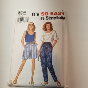 Puede incluir: Un patrón de costura Simplicity con dos mujeres que llevan diferentes estilos de pantalones. El patrón es para las tallas 10-20 e incluye instrucciones para hacer pantalones de cintura alta y cintura elástica. El texto del patrón dice "It's SO EASY it's Simplicity."