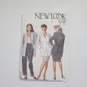 Op de afbeelding: Een naaipatroon voor drie jassen, een witte, een zwarte en een gestreepte. Het patroon is van New Look en is maat 6-18. Het patroonnummer is 6520.
