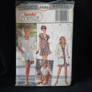 Op de afbeelding: Een Burda Couture naaipatroonpakket met illustraties van dameskledingontwerpen. Het pakket bevat een witte jas, een polkadotjurk en een rok. Het patroonnummer is 4499, met Europese maten 36-46.