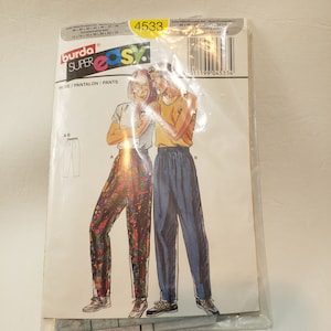 Può includere: Un pacchetto di modelli di cucito Burda Super Easy per pantaloni, con illustrazioni dei pantaloni su un modello maschile e femminile. Il pacchetto è in una custodia di plastica trasparente. Il testo "4533" è visibile in alto a destra.