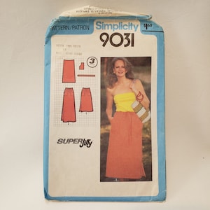 Puede incluir: Patrón de costura Simplicity número 9031 para una falda. El patrón es para tallas pequeñas 6-8 e incluye instrucciones para una falda larga con cintura de cordón. El patrón está impreso en un fondo blanco con acentos azules y rojos.