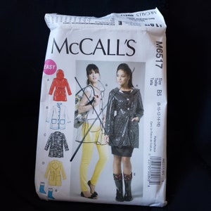 Op de afbeelding: Naai-patroon McCall's M6517 voor een regenjas met capuchon. Het patroon is voor maten 8-10-12-14-16. Het patroon bevat instructies voor het maken van een regenjas met capuchon, riem en zakken.