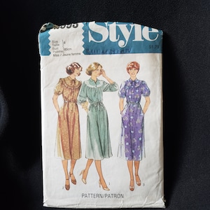 Style 2595 sewing pattern for misses flared dress, gathered to yoke, font button opening - vintage 70&#39;s size 8 cut
