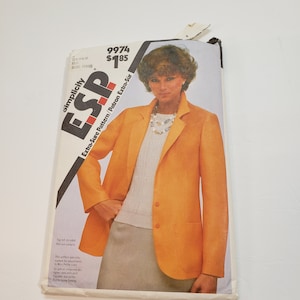 Könnte beinhalten: Ein Simplicity-Schnittmuster für einen Blazer, beschriftet mit "Extra-Sure Pattern/Patron Extra-Sur" mit der Schnittmuster-Nummer 9974 und dem Preis 1,85 $. Das Schnittmuster zeigt eine Frau, die einen gelben Blazer mit einem weißen Hemd und einem grauen Rock trägt.
