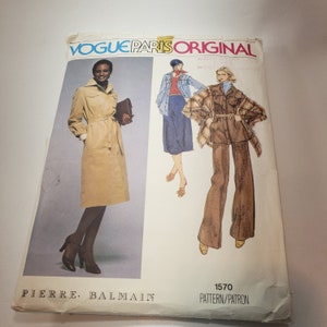 Pode incluir: Padrão Vogue Paris Original 1570 de Pierre Balmain para um vestido, uma saia e calças. O padrão é para roupas femininas e inclui instruções para fazer um vestido de manga comprida com cinto, uma saia de cintura alta e calças largas.