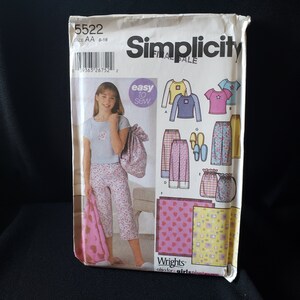 Op de afbeelding: Simplicity naaipatroon 5522 voor maten 8-16. Het patroon bevat instructies voor het maken van pyjama's, een nachthemd en een trekkoordtas. Het patroon is gemarkeerd met "gemakkelijk te naaien".