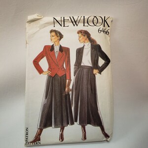 Puede incluir: Un patrón de costura vintage para una falda y una chaqueta. El patrón es de New Look y el número de patrón es 6466. El patrón presenta a dos mujeres usando la falda y la chaqueta. La chaqueta es roja y la falda es negra.