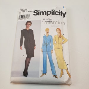 Può includere: Un cartamodello per un abito da donna, un tailleur pantalone e una gonna. Il cartamodello è di Simplicity, un marchio popolare di cartamodelli. Il cartamodello è per le taglie 14, 16, 18 e 20. Il cartamodello è per una collezione del millennio.