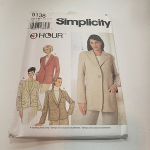 Peut inclure: Un patron de couture Simplicity, avec des illustrations de blazers pour femmes. Le paquet comprend le numéro 9138 et le texte "3 HOUR". Les blazers sont de différentes couleurs et motifs.