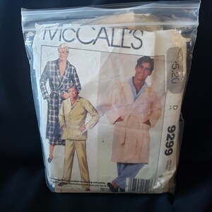 Könnte beinhalten: Ein Schnittmuster für einen Bademantel und einen Pyjama. Das Schnittmuster ist von McCall's und die Schnittmuster-Nummer ist 9299. Das Schnittmuster ist für Herren-Größen.