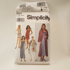 Peut inclure: Patron de couture Simplicity numéro 8666 pour les tailles XS, S et M. Le patron comprend des instructions pour réaliser une longue robe de nuit sans manches, une courte robe de nuit sans manches, une longue robe de chambre et une courte robe de chambre. Le patron est illustré avec quatre femmes portant les différents vêtements.