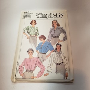 Könnte beinhalten: Simplicity Schnittmuster Nummer 8865 für Blusen. Das Schnittmuster enthält fünf verschiedene Blusenstile mit verschiedenen Ausschnitten, Ärmellängen und Details. Das Schnittmuster ist für die Größen 8-20.