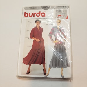 Könnte beinhalten: Burda Schnittmuster Nummer 3903 für ein zweiteiliges Outfit. Das Schnittmuster beinhaltet ein langärmliges Oberteil mit Wickel-Ausschnitt und einen Rock mit Falten. Das Schnittmuster ist in den Größen 3-20 erhältlich.