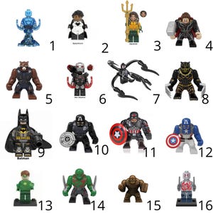 Op de afbeelding: Set van 16 minifiguren, waaronder superhelden, schurken en andere personages. De figuren zijn gemaakt van plastic en ongeveer 5 cm hoog. De set bevat personages zoals Batman, Captain America, Iron Man, en meer.