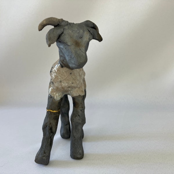 Pequeña oveja de cerámica Kintsugi Raku construida a mano
