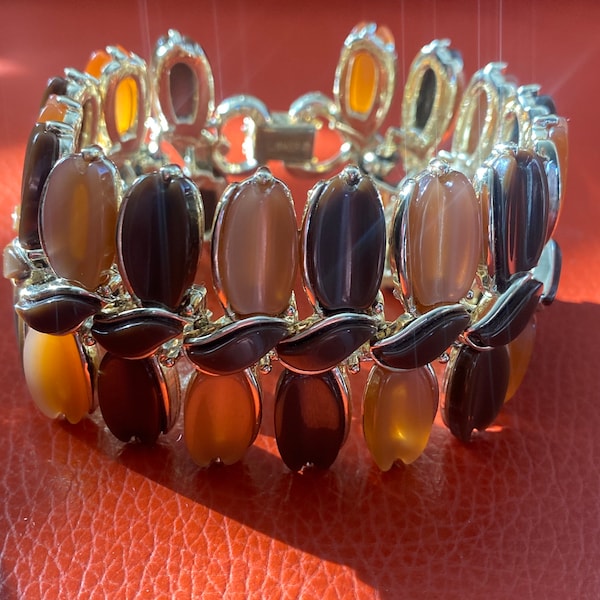 Vintage Lisner lucite thermoset bracelet from the 60’s. Signed.