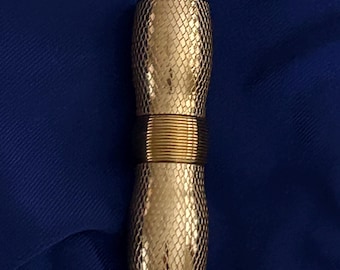 Rare Helena Rubinstein refillable gold mesh pattern lipstick case. Circa 1950’s signed. Excellent vintage condition!