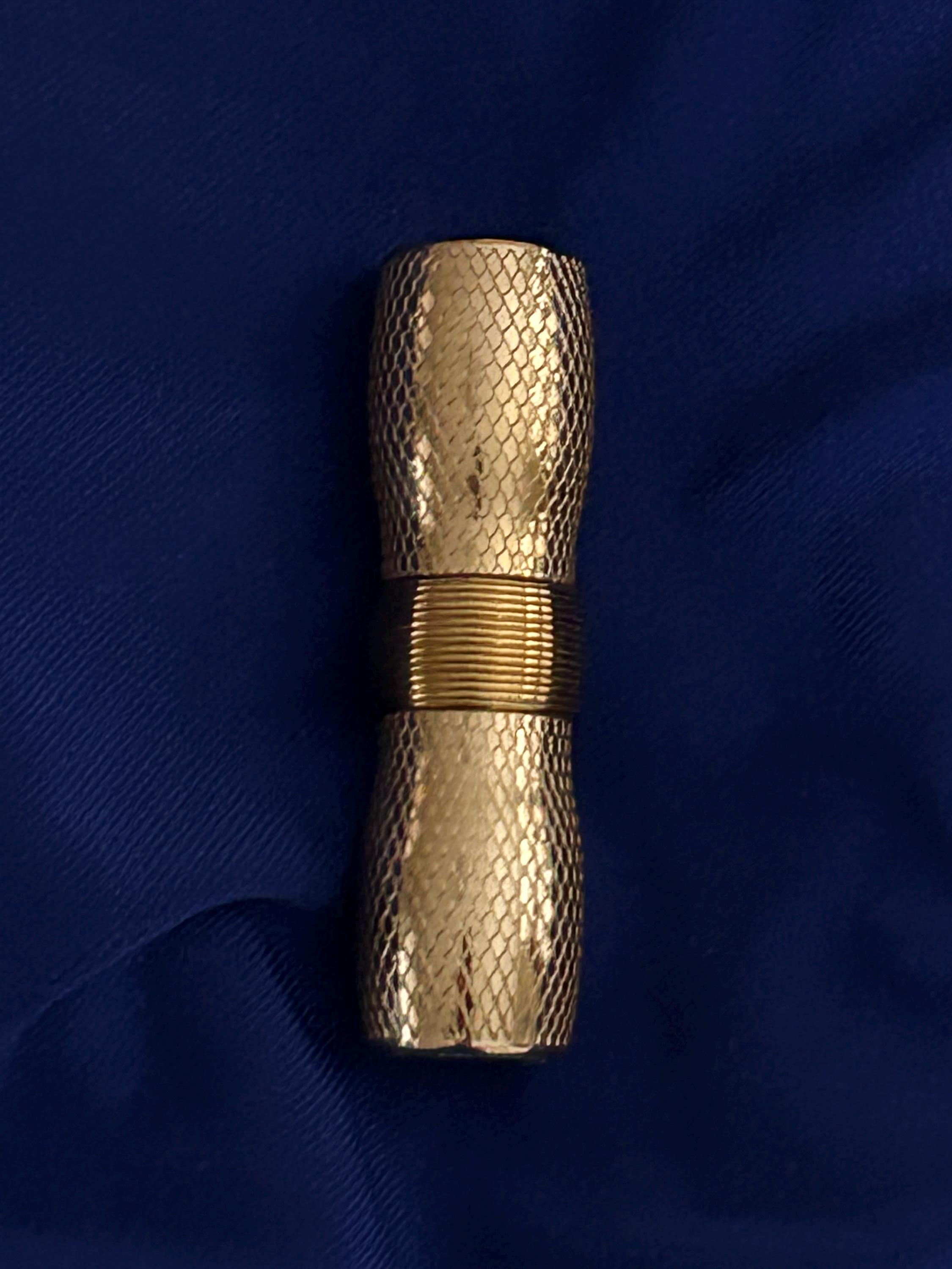 Rare Helena Rubinstein refillable gold mesh pattern lipstick case. Circa 1950's signed. Excellent vintage condition!