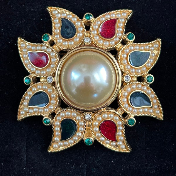 Beautiful vintage mogul KJL faux mabe pearl and enamel brooch-pendant. Signed Kenneth Jay Lane pin. Excellent vintage condition!