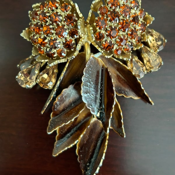 Rare vintage Weiss rhinestone flower with enamel leaves brooch. Signed pin.