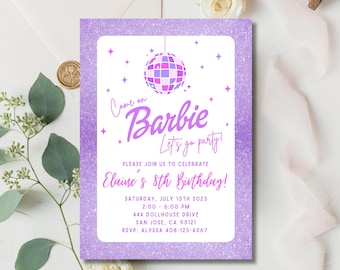Könnte beinhalten: Lilafarbene Glitzer-Einladung mit weißem Rand. Die Einladung lautet "Come on Barbie Let's go party!" und enthält Details zu Elaines 8. Geburtstagsparty. Die Einladung zeigt eine rosa und violette Discokugel.