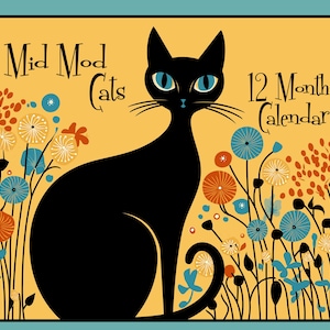 Pode incluir: Um calendário estilizado com um gato preto com olhos azuis e bigodes, sobre um fundo amarelo. As palavras "Mid Mod Cats" e "12 Months Calendar" são exibidas. Elementos florais em laranja, azul e branco circundam o gato.