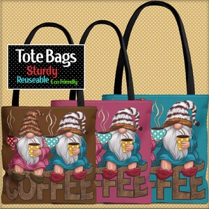 Puede incluir: Tres bolsas de tela con un diseño de gnomo. Las bolsas son marrón, rosa y azul. Cada bolsa tiene un gnomo sosteniendo una taza de café y la palabra "COFFEE" impresa en la parte inferior. Las bolsas están etiquetadas como "Tote Bags Sturdy Reusable Eco-Friendly".